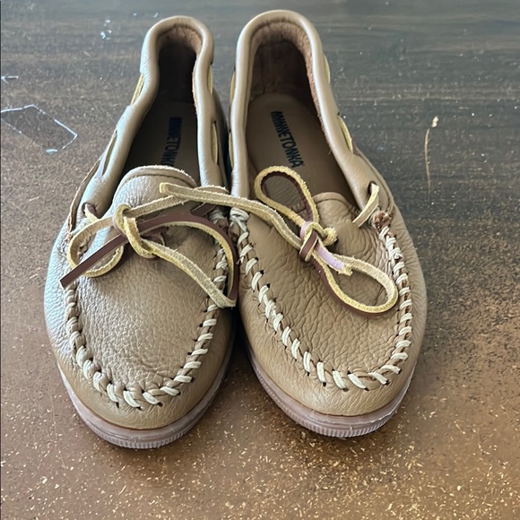 Cozy Classic! Minnetonka Moosehide Leather Moccasins - Women's size 9 - Picture 4 of 7